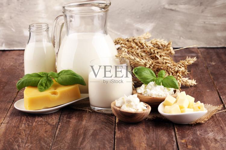牛奶制品美味健康的乳制品和牛奶罐和奶酪照片摄影图片