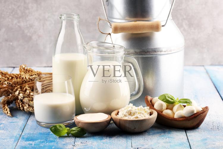 牛奶产品美味健康的乳制品摆在桌上酸奶油放在白碗里奶酪碗里奶油放在